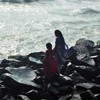 ベンガル湾の母娘～インド Pondicherry beach