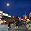 馬車と月のある広場～モロッコ Jemaa el-Fnaa square