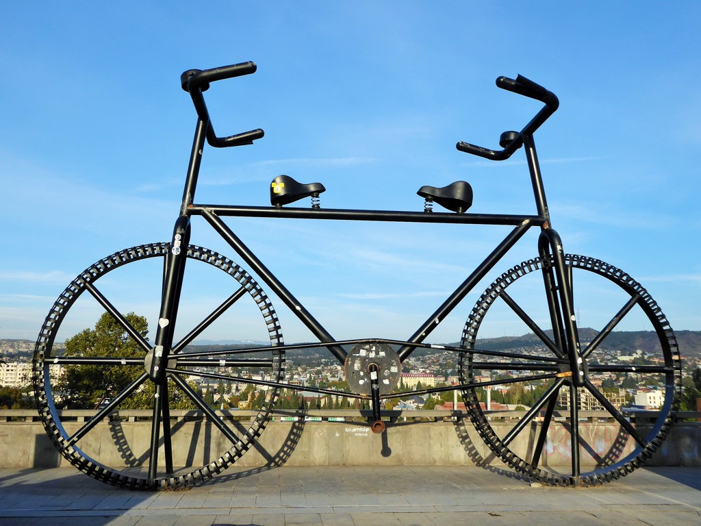 バラ革命広場の自転車～ジョージア Gigantic bicycle statue