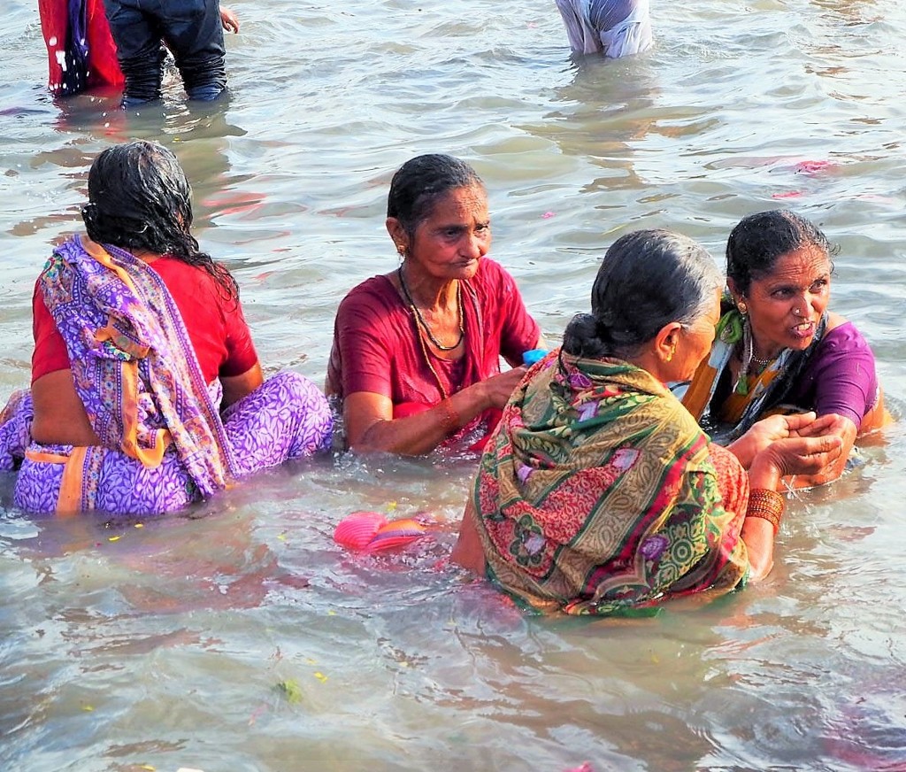 巡礼の沐浴～インド Taking a holy dip