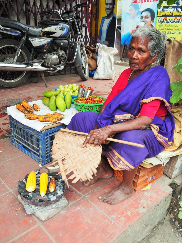 トウモロコシ売りの姥～インド Selling grilled corns