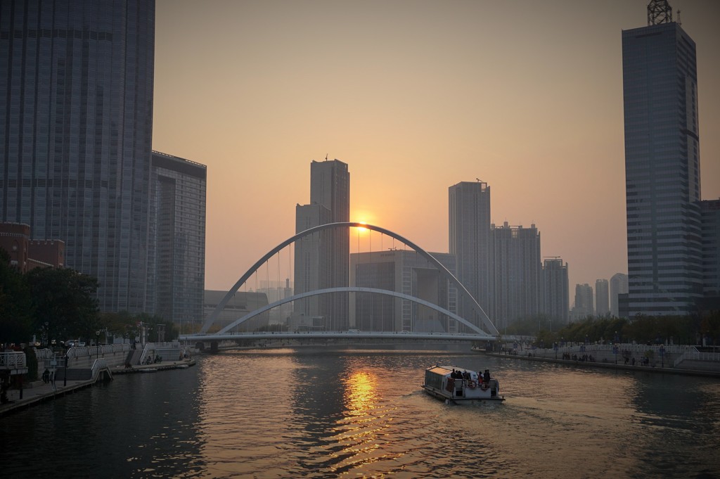 日輪を両断す～中国 Sunset in Tianjin