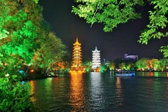 絶美夜景：日月塔～中国 Twin towers in Guilin 