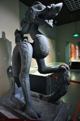 銅坐龍～中国  Bronze Seated Dragon