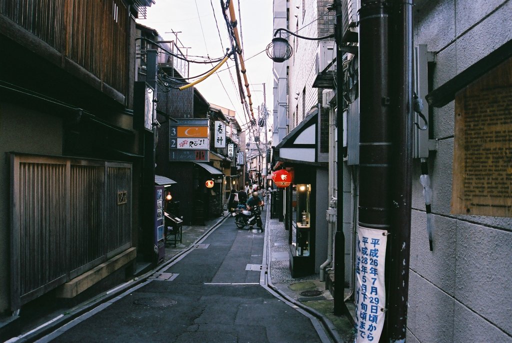 鴨川すぐの裏路地