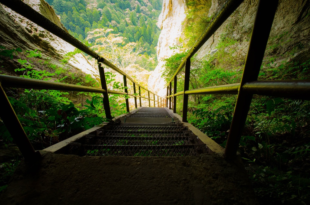 洞穴へ続く階段