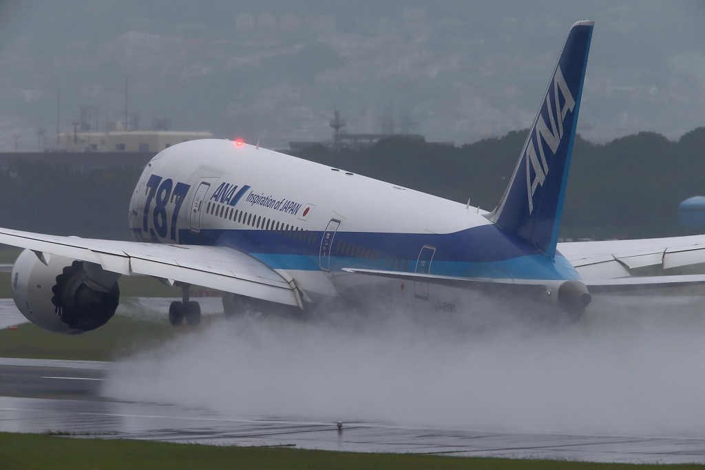 雨の中の離陸！