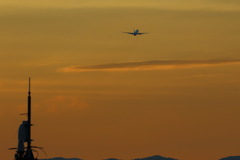 夕焼け空に飛び立つ