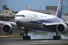 ANA B777のかっこいいタッチダウン