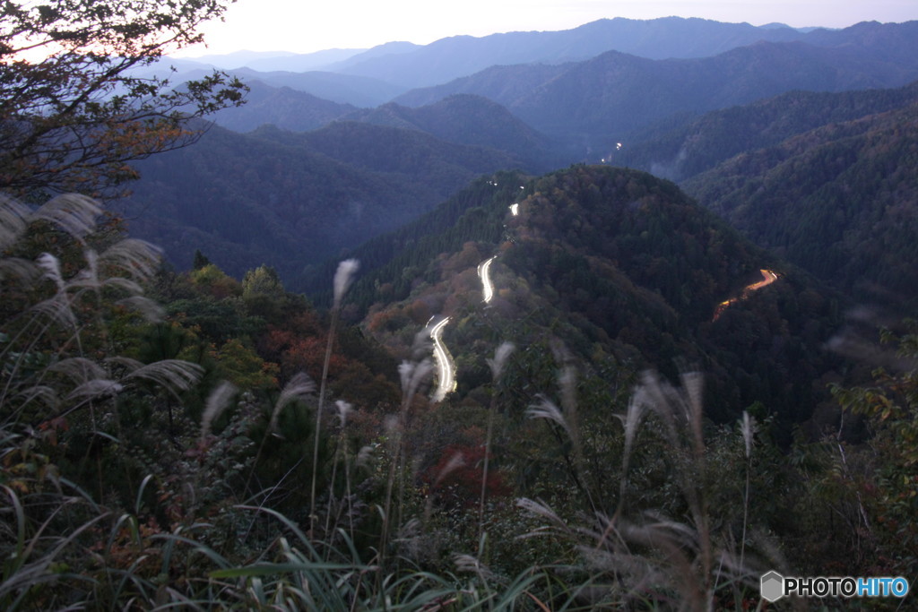 朝明け前の　小入峠