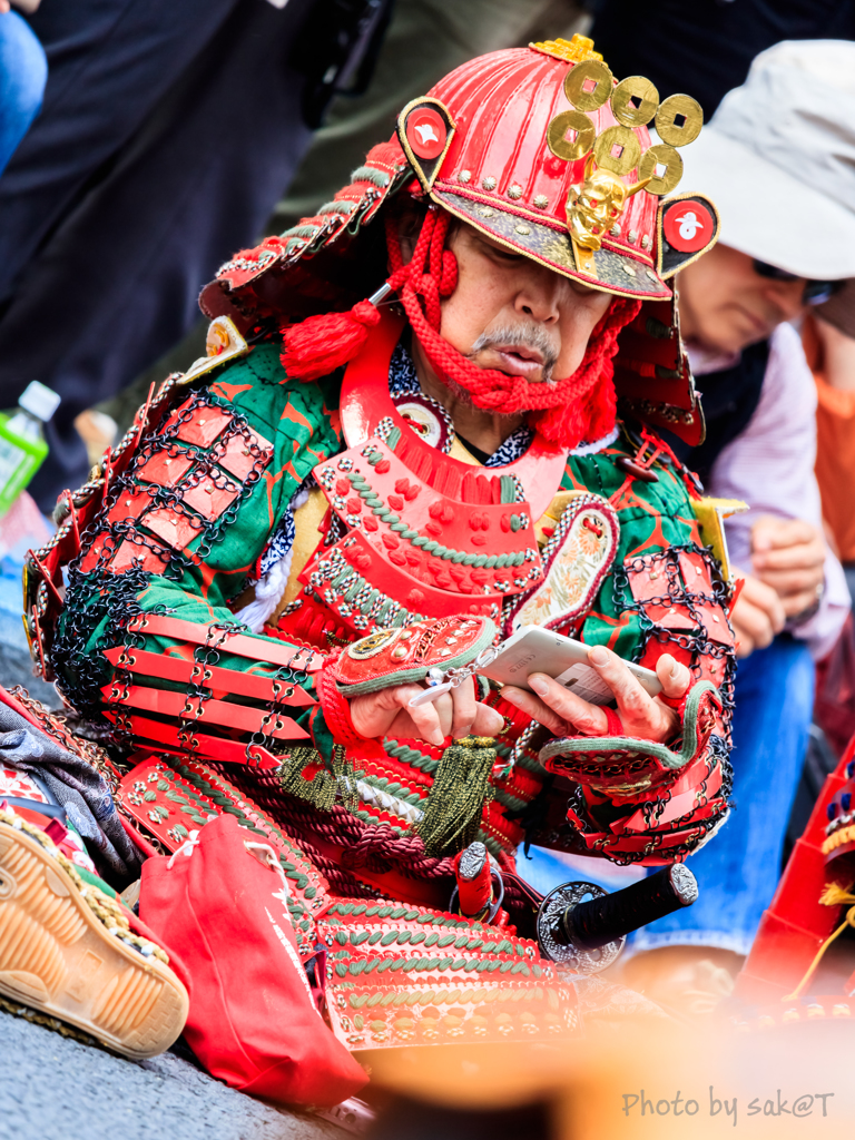 武士の手にもスマホ