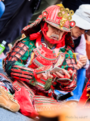 武士の手にもスマホ
