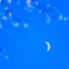 空と月と
