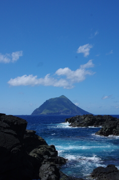 南原千枚岩からの八丈小島、美しい海
