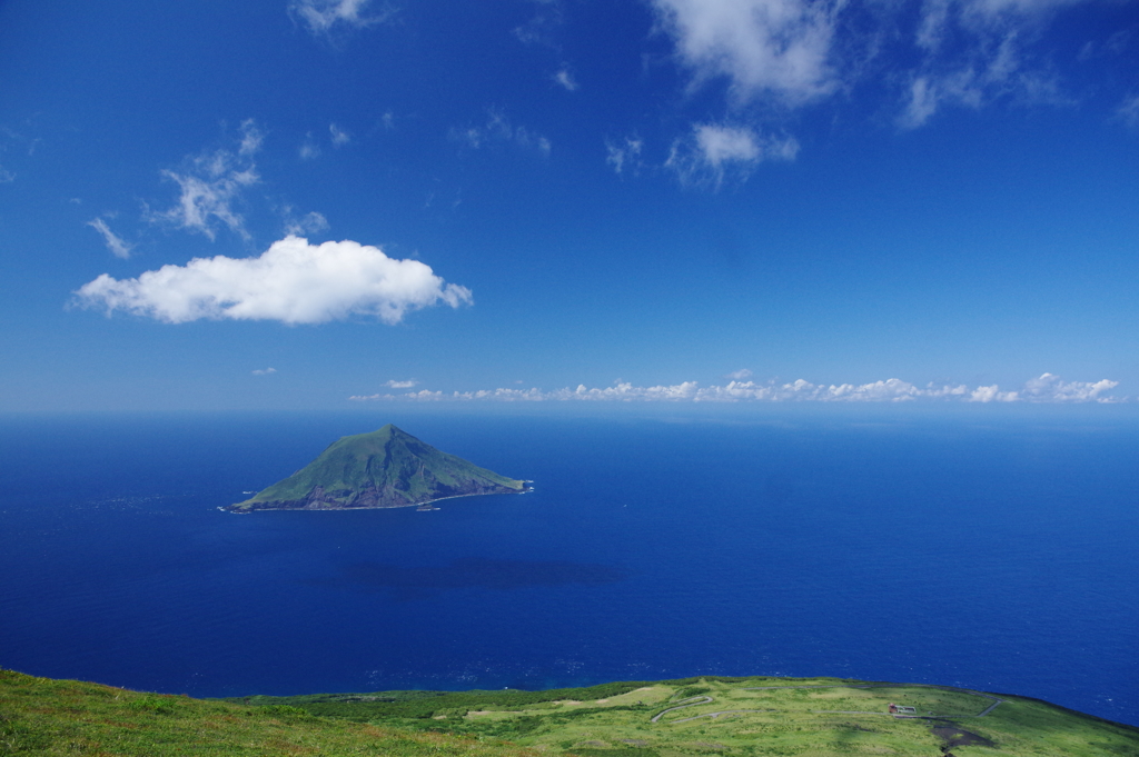 八丈富士山上からの八丈小島