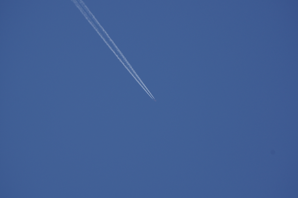 青い空と飛行機雲