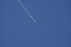 青い空と飛行機雲