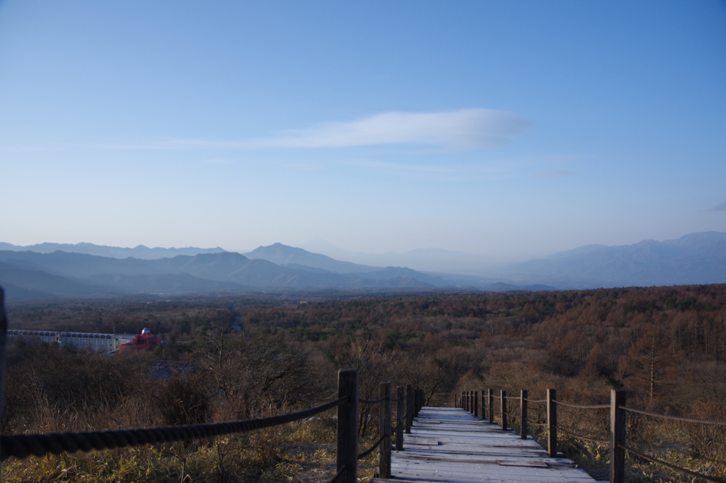 遊歩道と眼の前に広がる山々