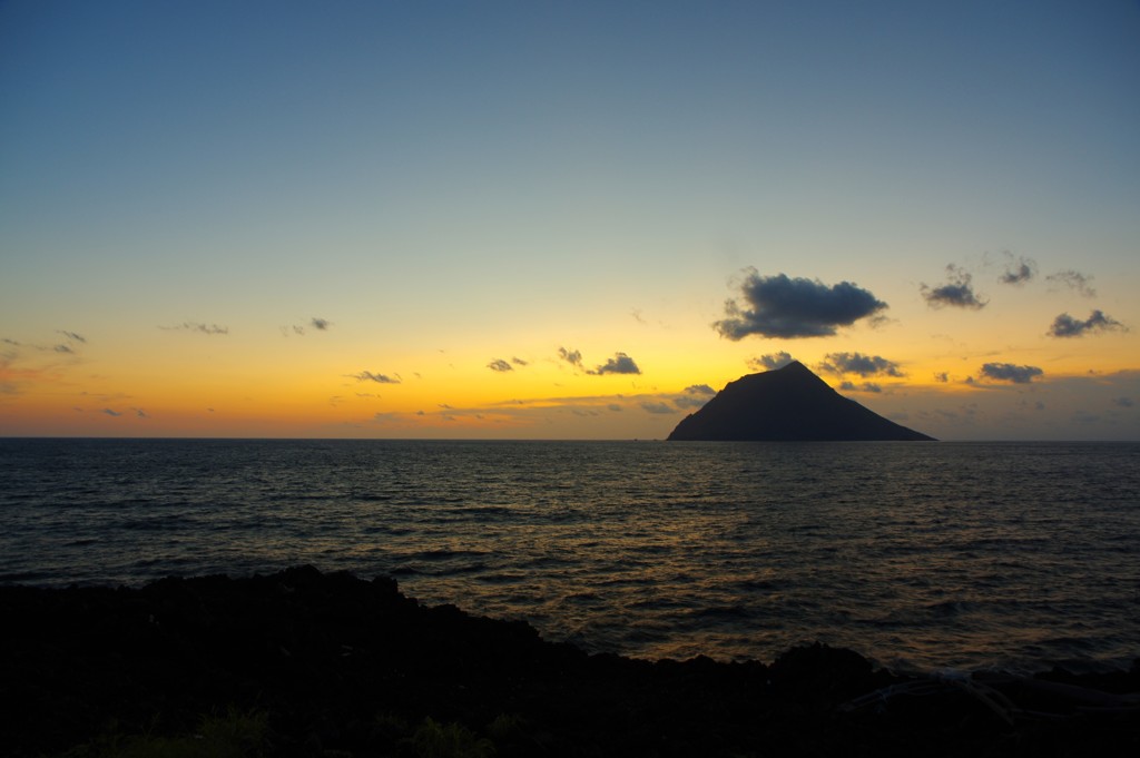 夕暮れの八丈小島