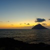 夕暮れの八丈小島