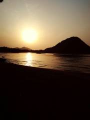 指月山と夕日