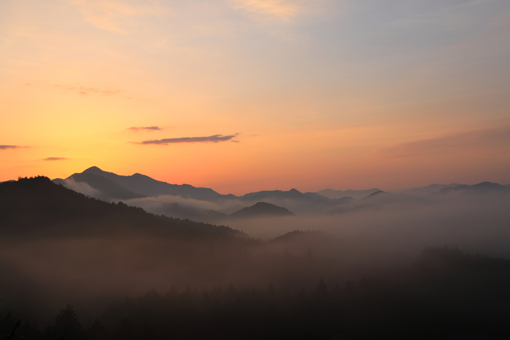 山間春霧