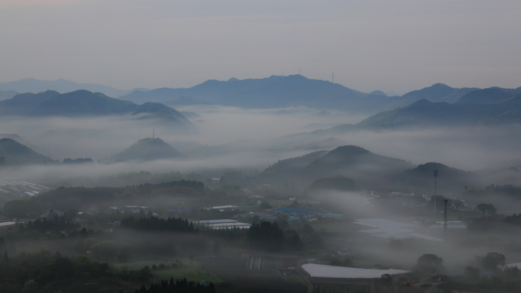 山間春霧