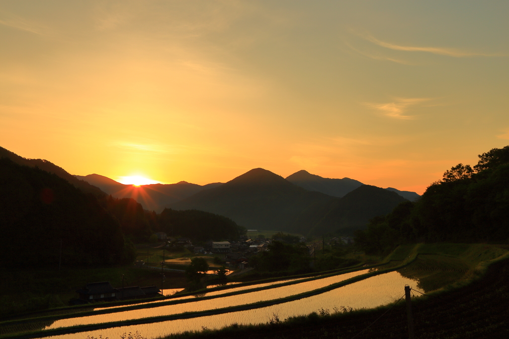 山間の日の出