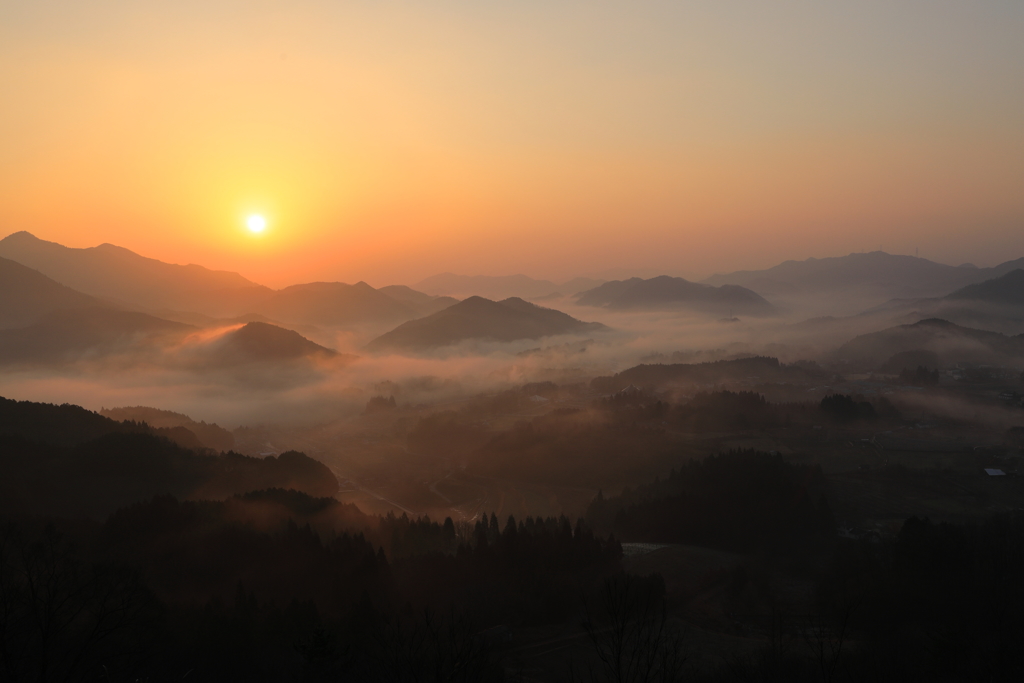 霞む山間朝陽