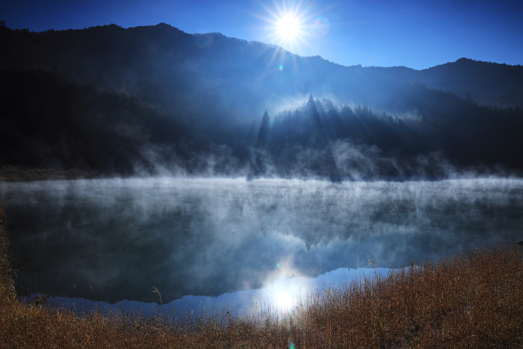 山間の池