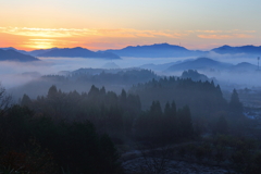 早朝の山地