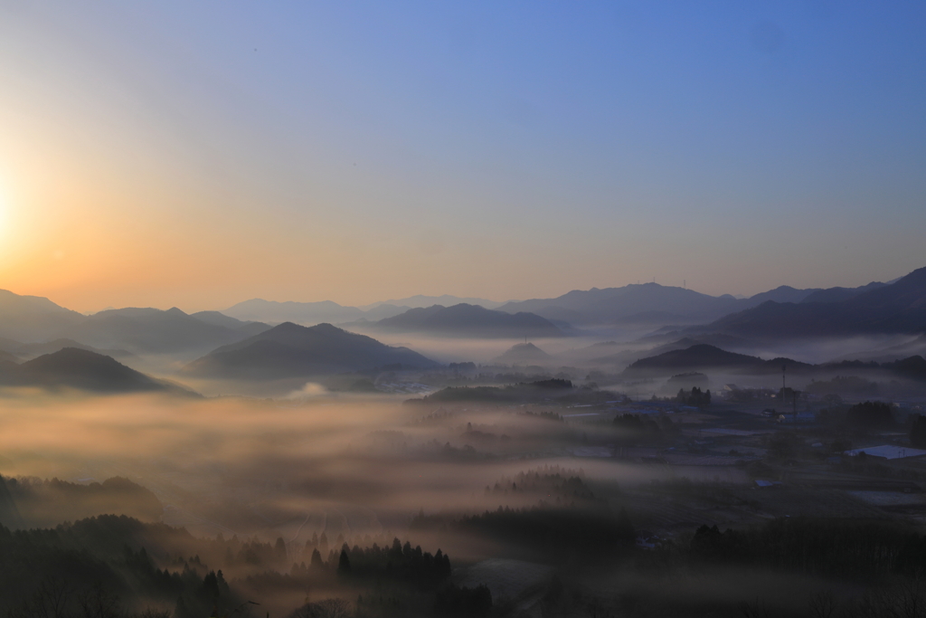 山間に棚引く朝霧