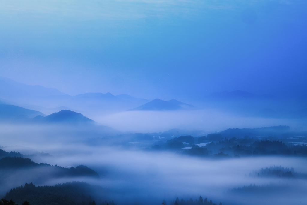 山間夏霧