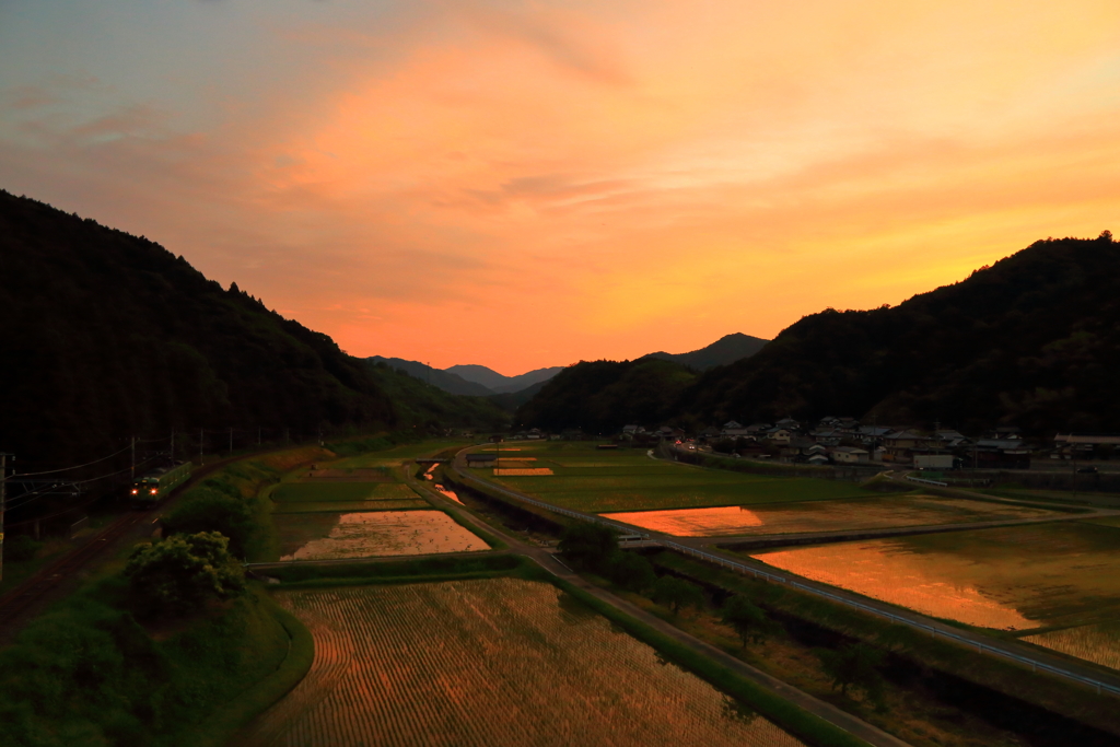 暮れゆく山間地