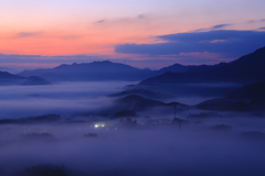 明ける山地