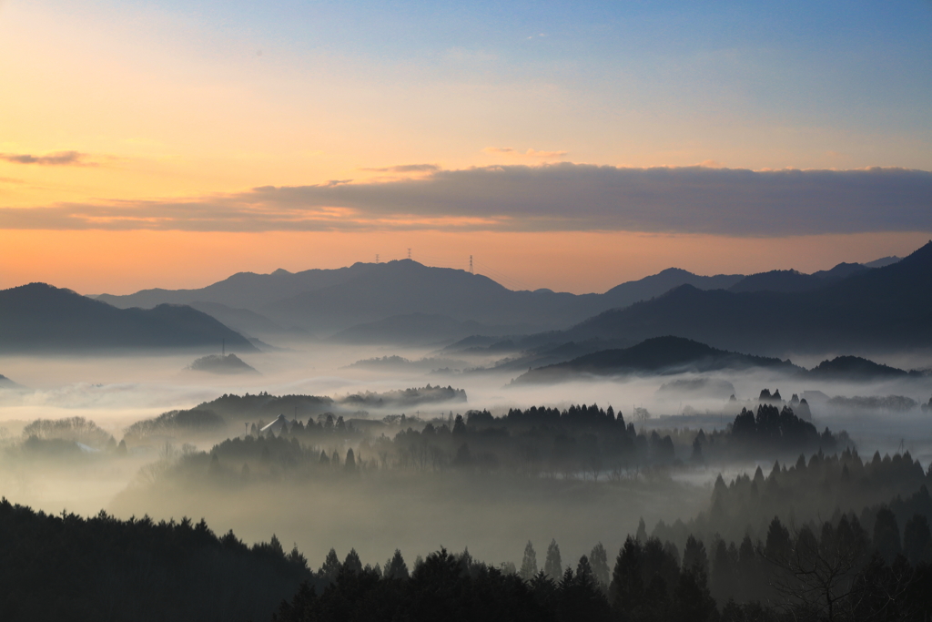 山間の朝霧