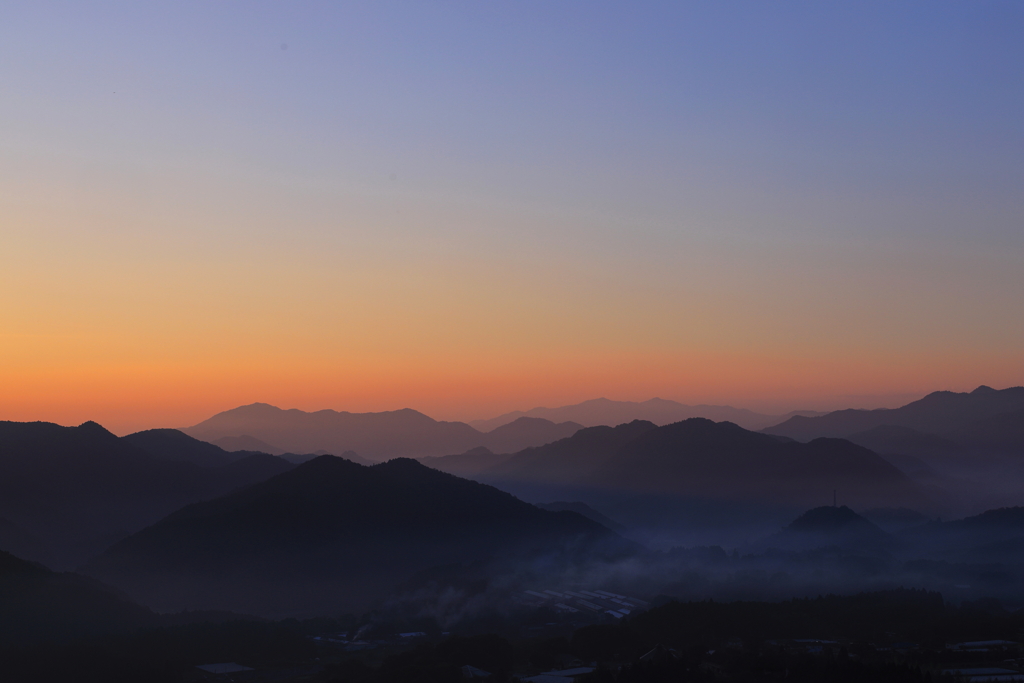 山間朝景