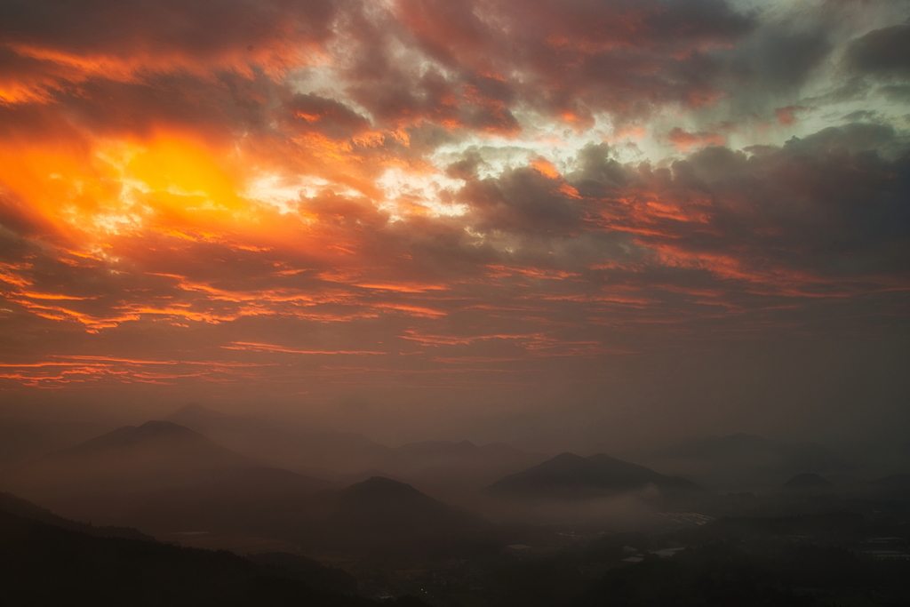 朝焼けの山間地