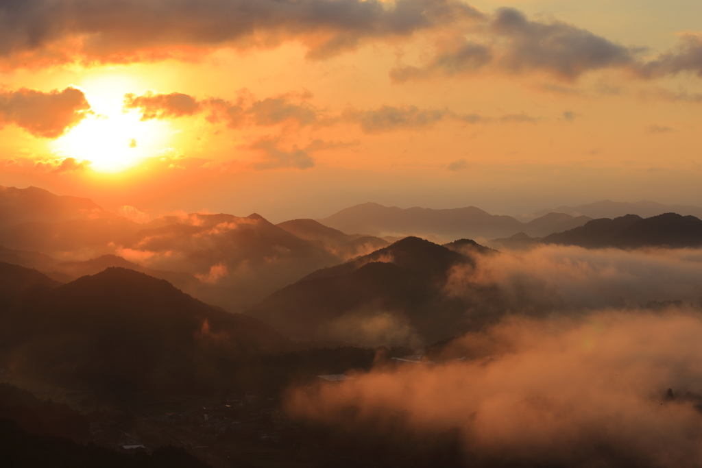 山間の朝陽