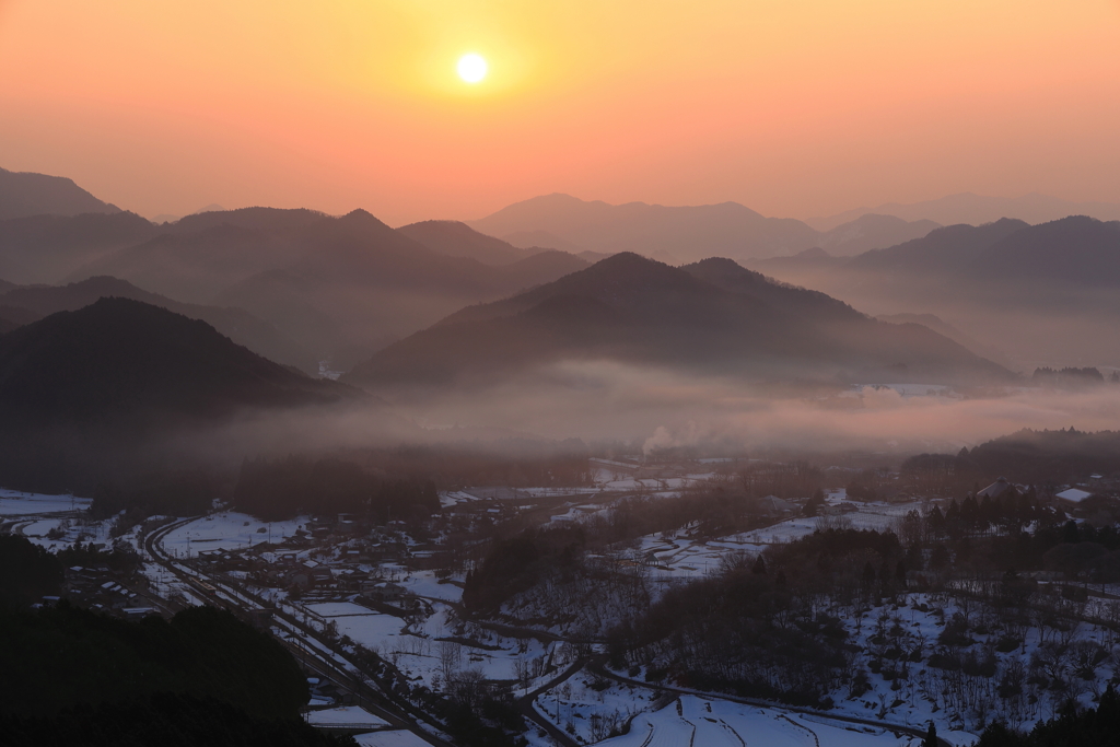 昇日の山地