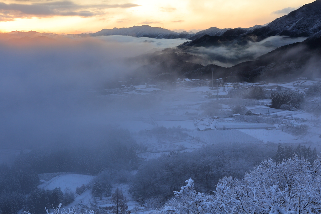 新雪の山地