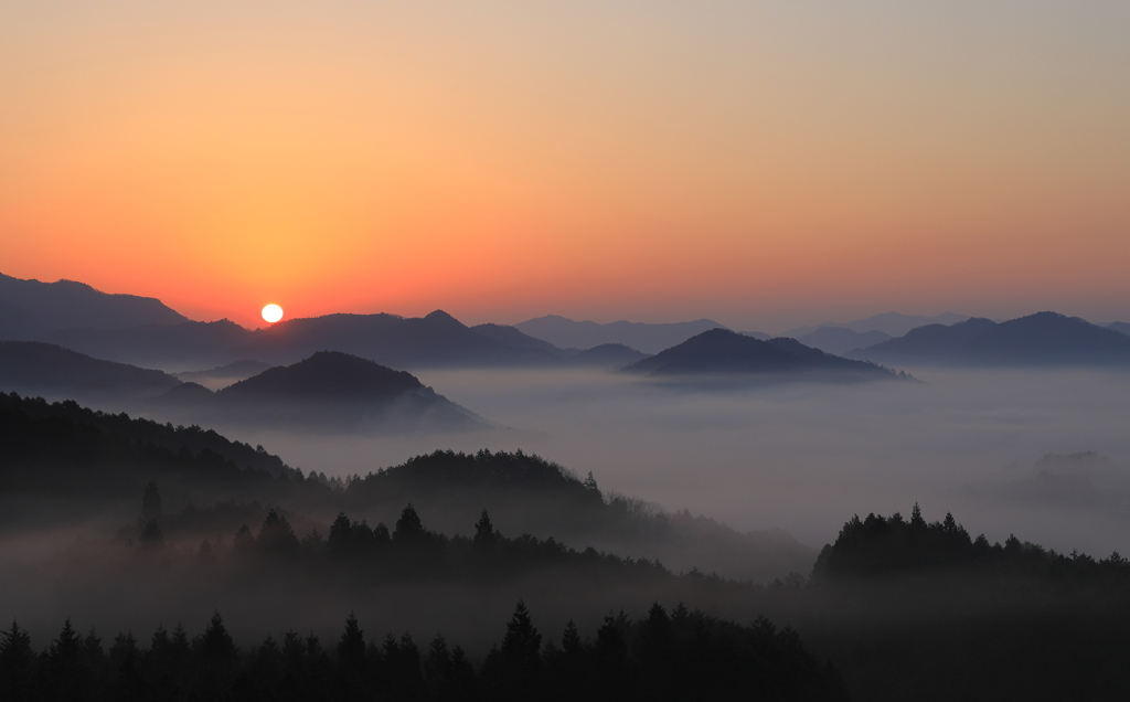 山間の日の出