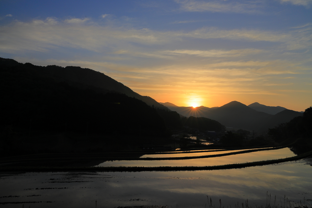 山間の日の出