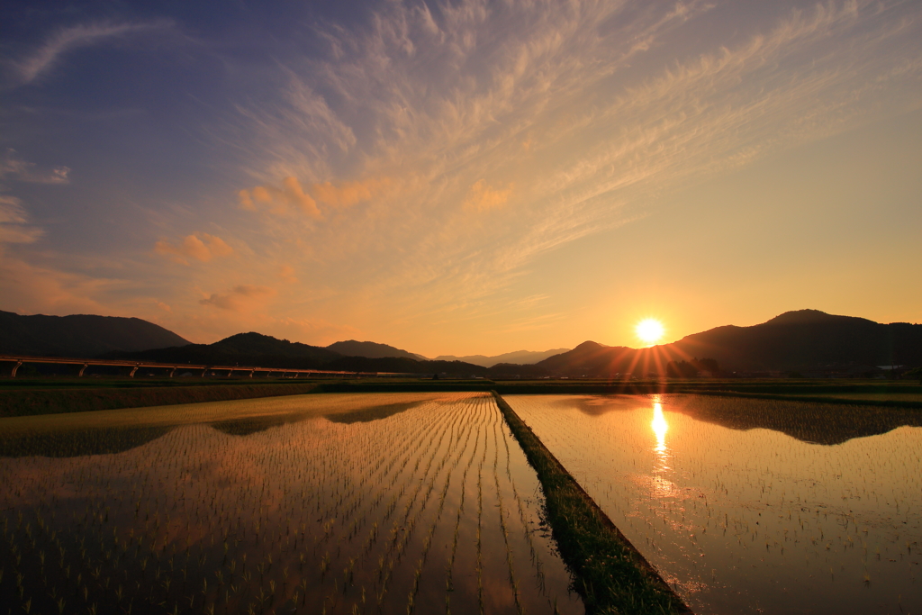山間の夕日