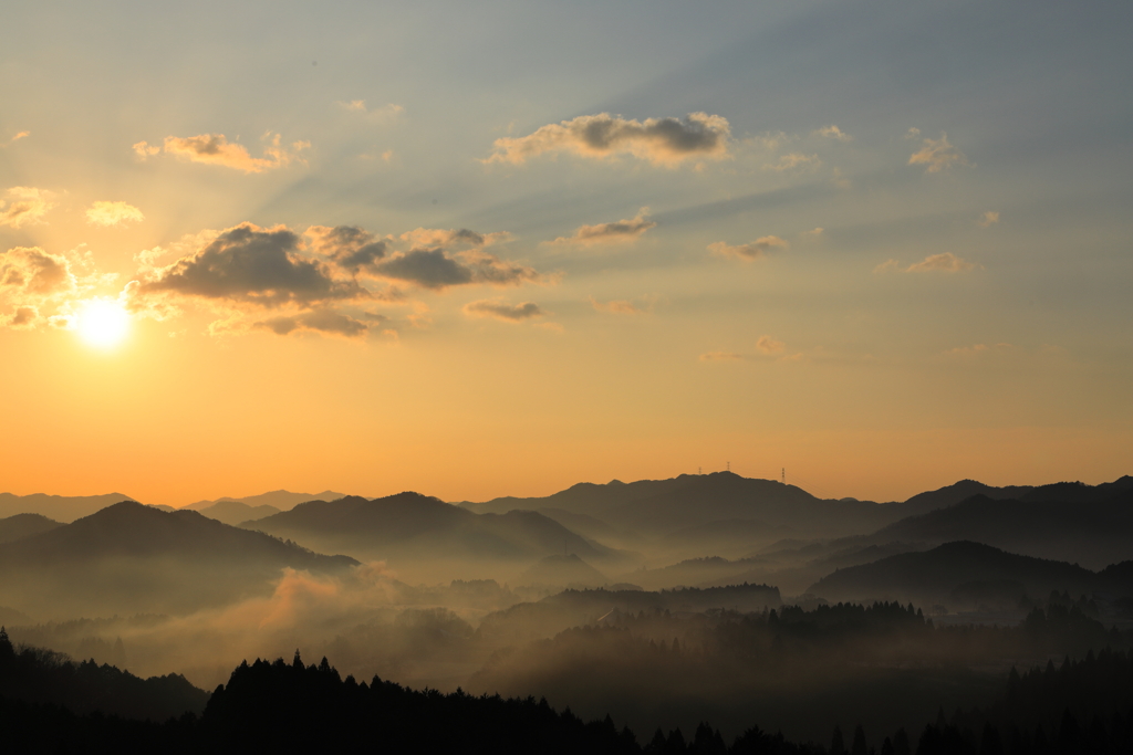 朝靄に煙る山地