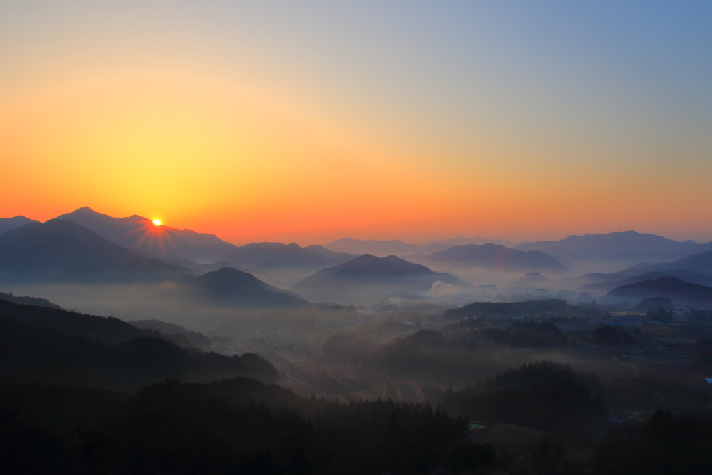 山間の日の出