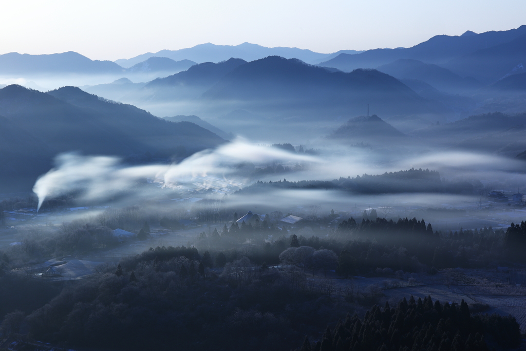 煙り棚引く山地