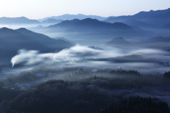 煙り棚引く山地