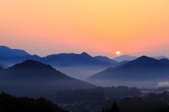 山間の昇陽