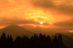 山間朝日